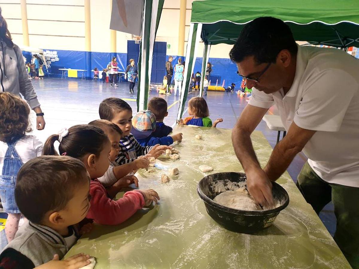 A lo largo del día, hay talleres para niños que han sido organizados por los alumnos de Educación Infantil y Animación Sociocultural del IES Gaviota