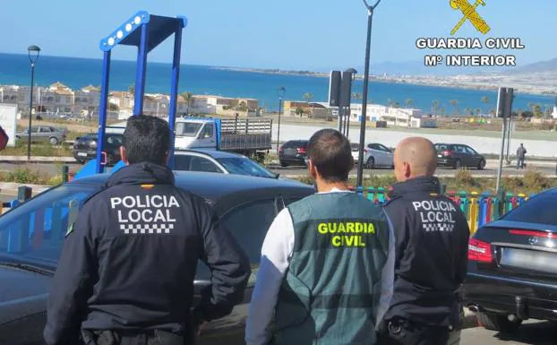 Policía local y guardia civil que actuaron en la detención.