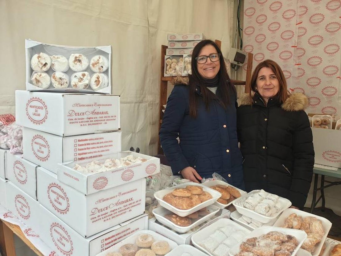 Más de una veintena de expositores se ha concentrado este fin de semana en la Plaza Mayor de Laujar