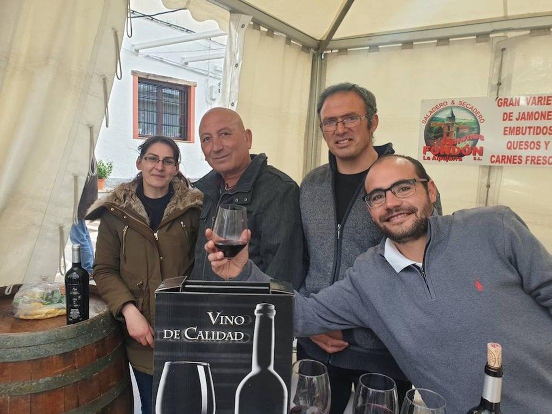 Más de una veintena de expositores se ha concentrado este fin de semana en la Plaza Mayor de Laujar