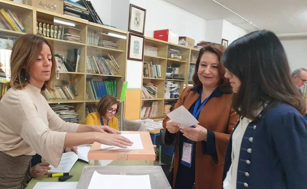 Carmen Crespo ha votado acompañada por su hija menor en el colegio San Fernando de Adra. 