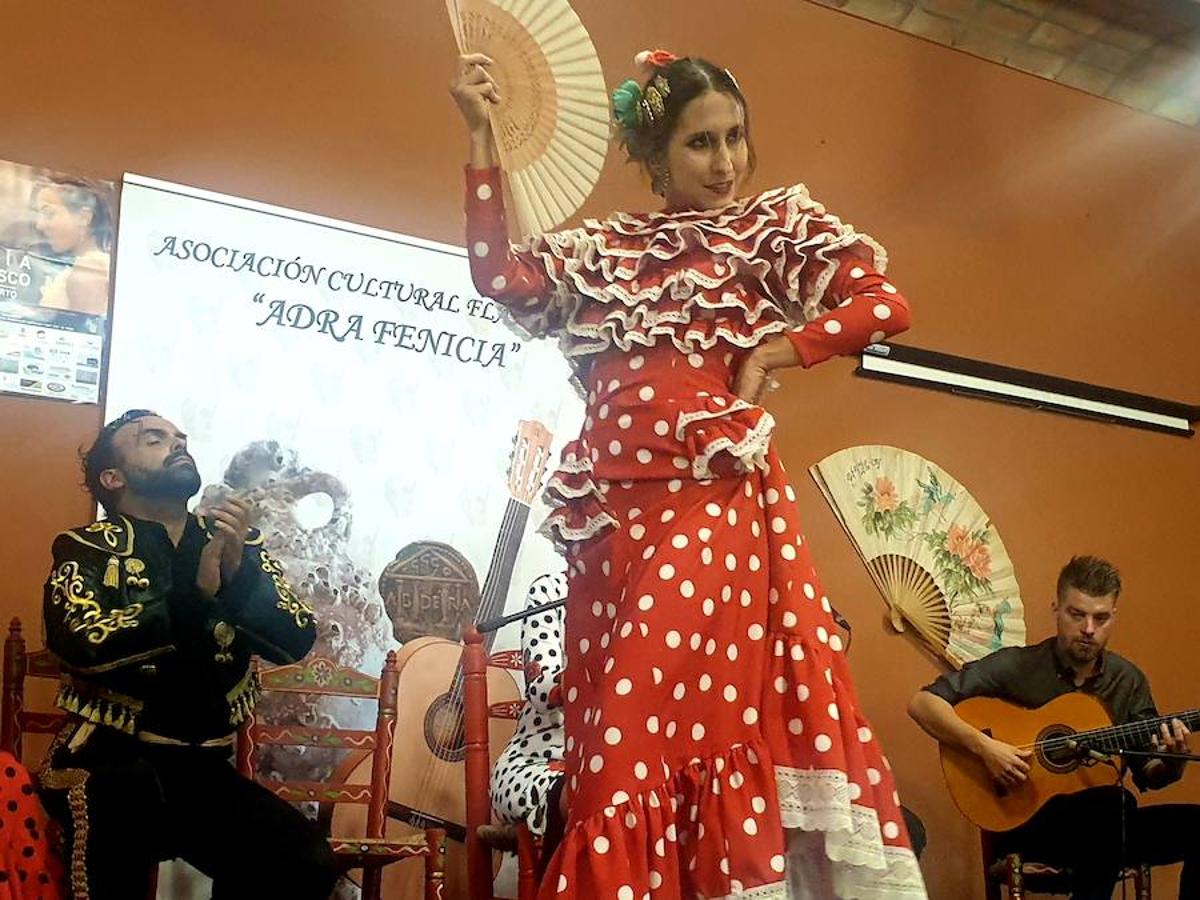 El salón de actos de la antigua fábrica de alcohol de Adra se queda pequeño para disfrutar de María Carrasco, acompañada por jóvenes artistas abderitanos