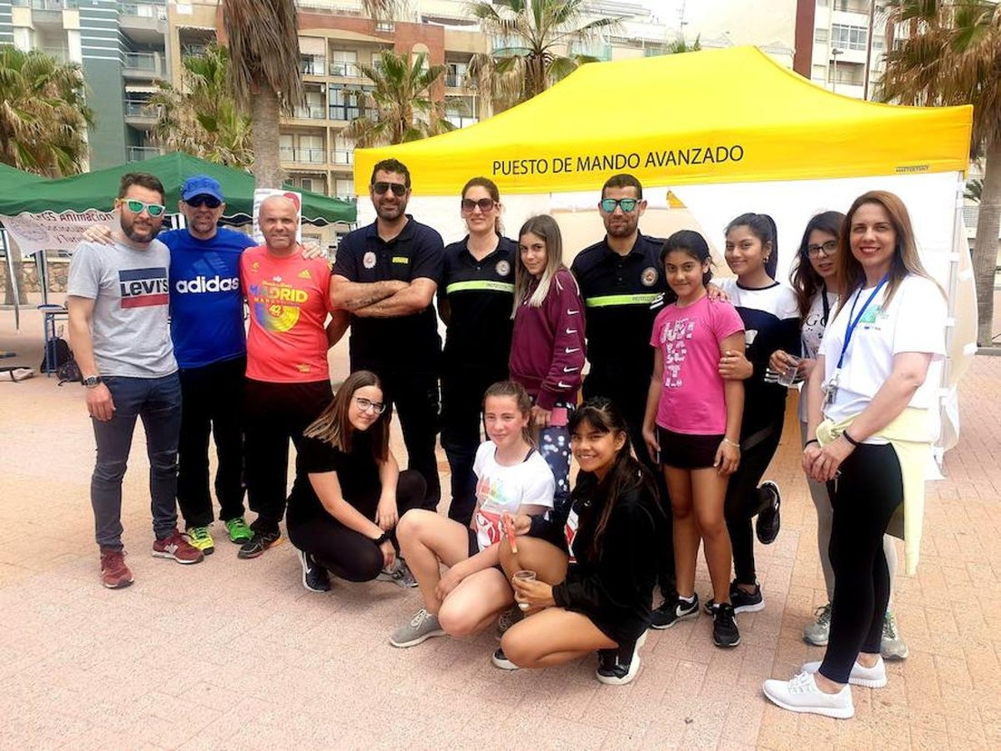 El paseo martítmo de poniente ha sido el lugar elegido para celebrar la jornada de convivencia, que ha contado con la participación de 700 alumnos de Educación Secundaria