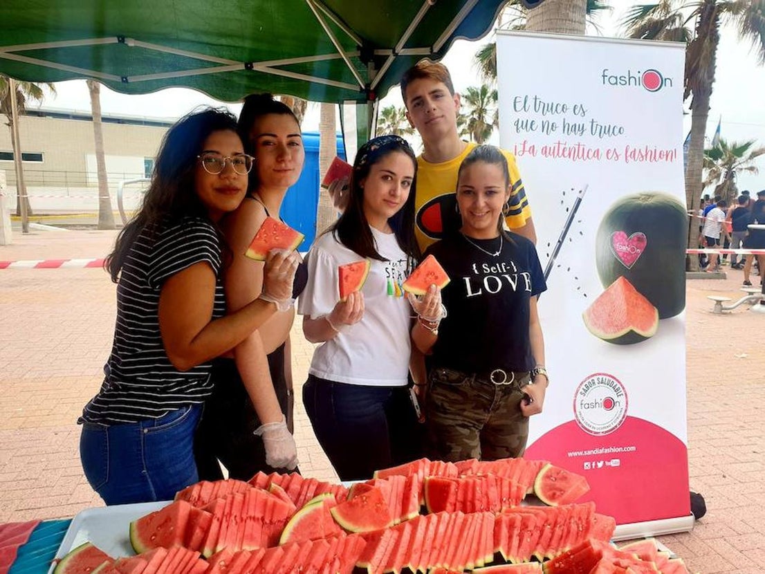 El paseo martítmo de poniente ha sido el lugar elegido para celebrar la jornada de convivencia, que ha contado con la participación de 700 alumnos de Educación Secundaria