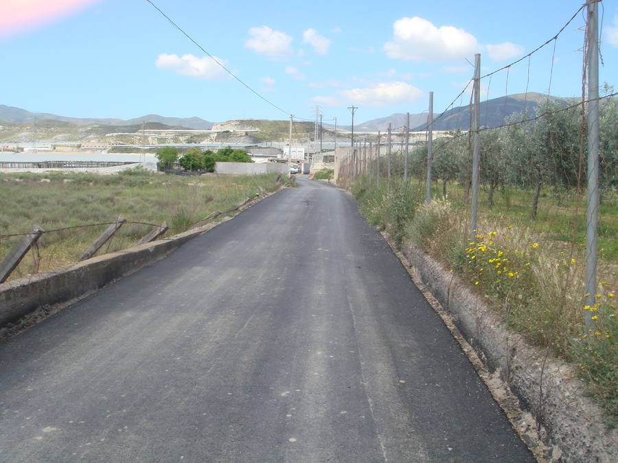 Berja adecenta una decena de caminos rurales