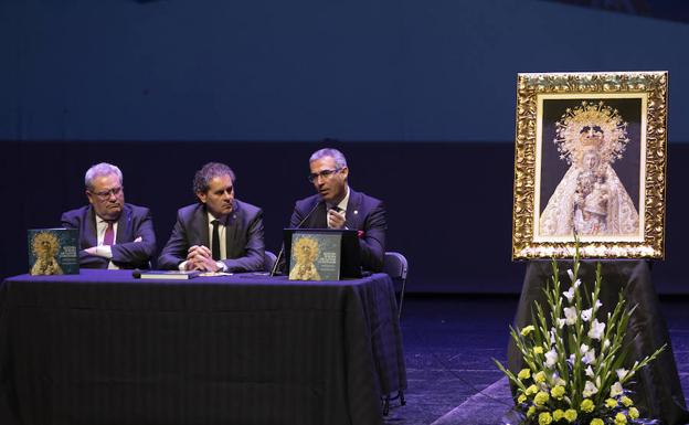 El catedrático de la UGR, el alcalde de Berja y el autor de la obra. 