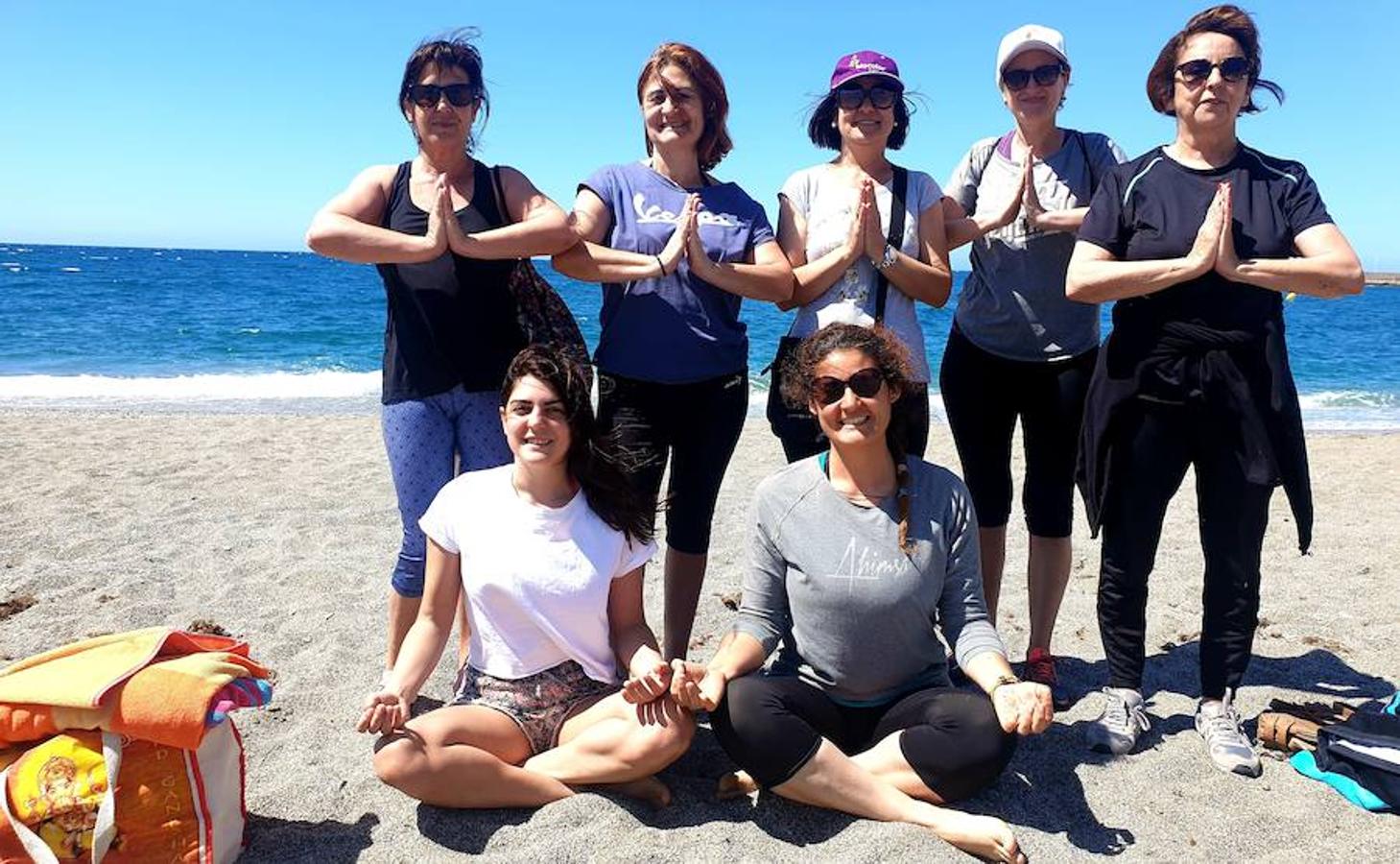 El yoga se integra en la Semana de Salud de Adra, que continúa hoy con una carrera popular y termina el domingo con una ruta de senderismo