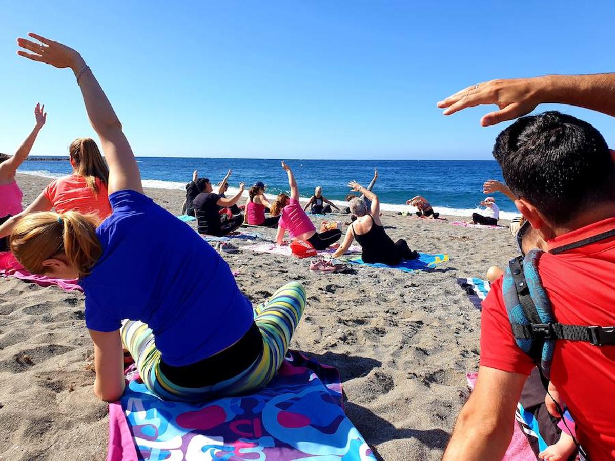 El yoga se integra en la Semana de Salud de Adra, que continúa hoy con una carrera popular y termina el domingo con una ruta de senderismo