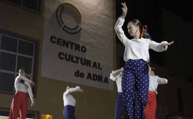 La noche se viste de blanco este viernes en Adra