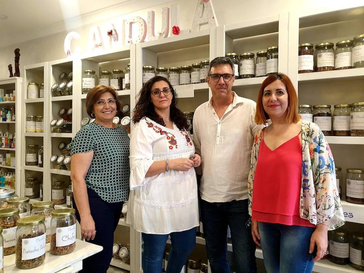 El pequeño comercio revitaliza el casco urbano con actividades infantiles, actuaciones de magia y de baile, degustaciones, desfiles de moda y atractivos descuentos