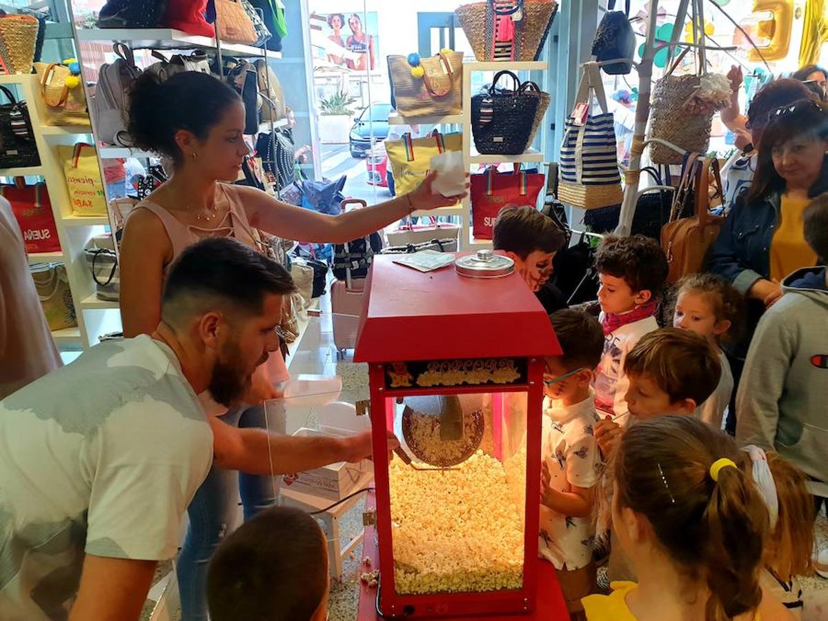 El pequeño comercio revitaliza el casco urbano con actividades infantiles, actuaciones de magia y de baile, degustaciones, desfiles de moda y atractivos descuentos