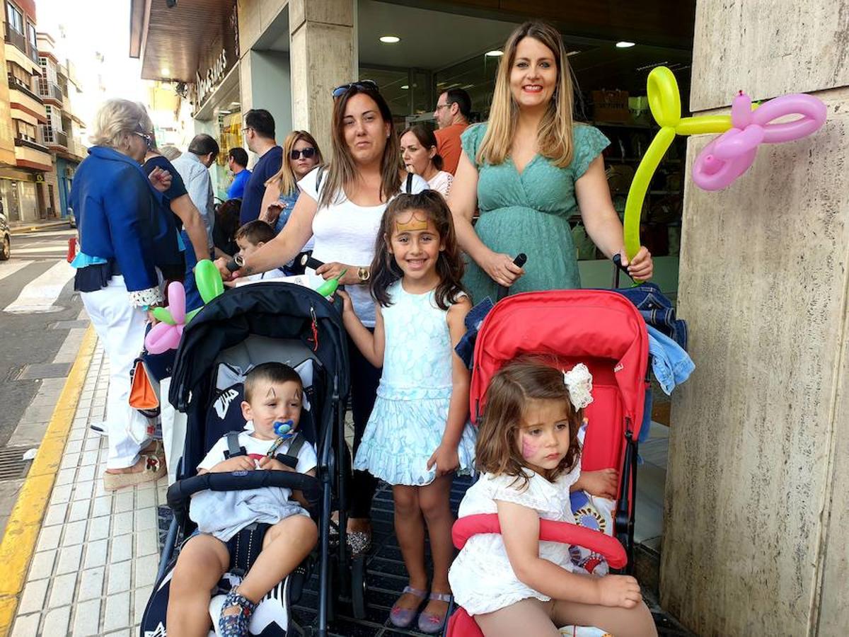 El pequeño comercio revitaliza el casco urbano con actividades infantiles, actuaciones de magia y de baile, degustaciones, desfiles de moda y atractivos descuentos