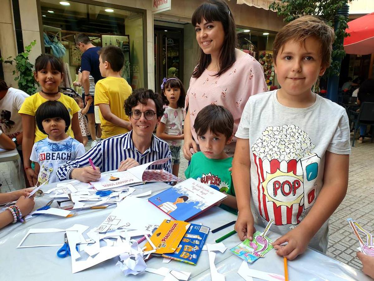 El pequeño comercio revitaliza el casco urbano con actividades infantiles, actuaciones de magia y de baile, degustaciones, desfiles de moda y atractivos descuentos