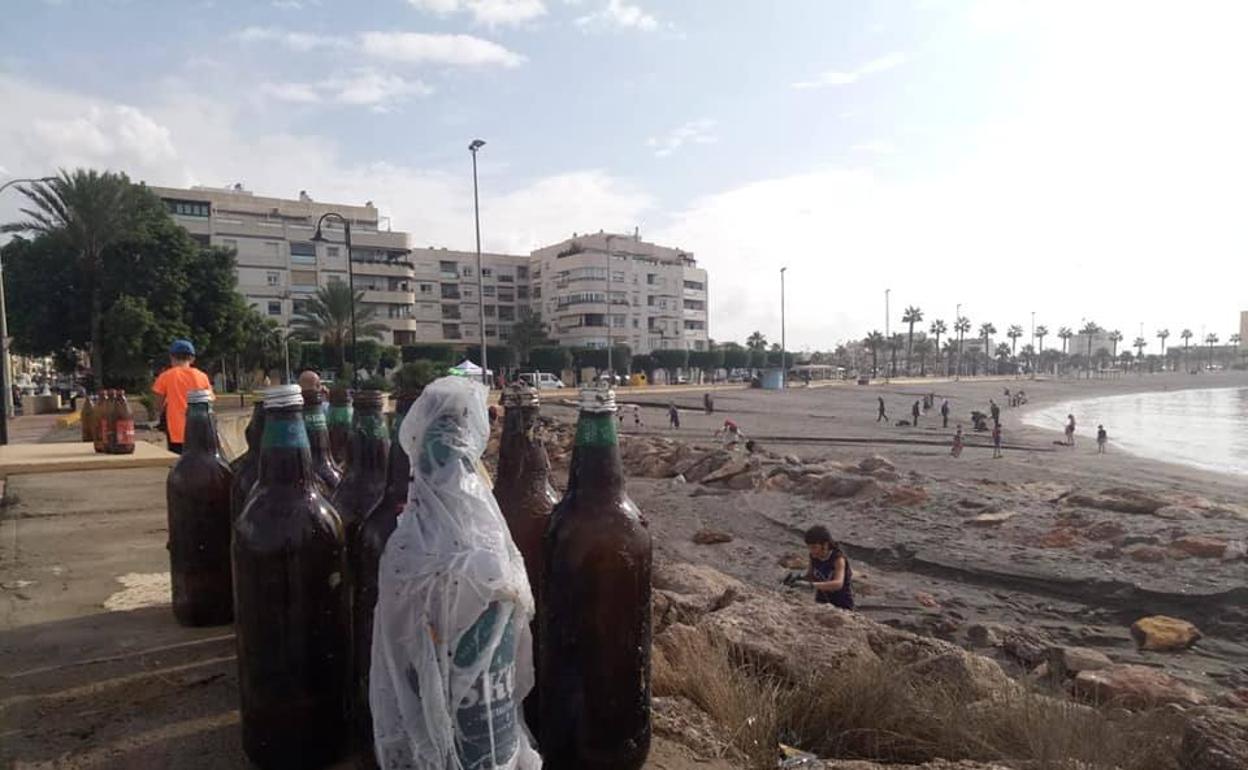 Limpieza convocada el pasado verano en la playa de San Nicolás. 