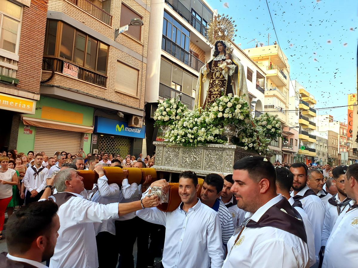 Como cada 16 de julio, la imagen desfila en procesión por las calles de Adra y pasea por la bahía