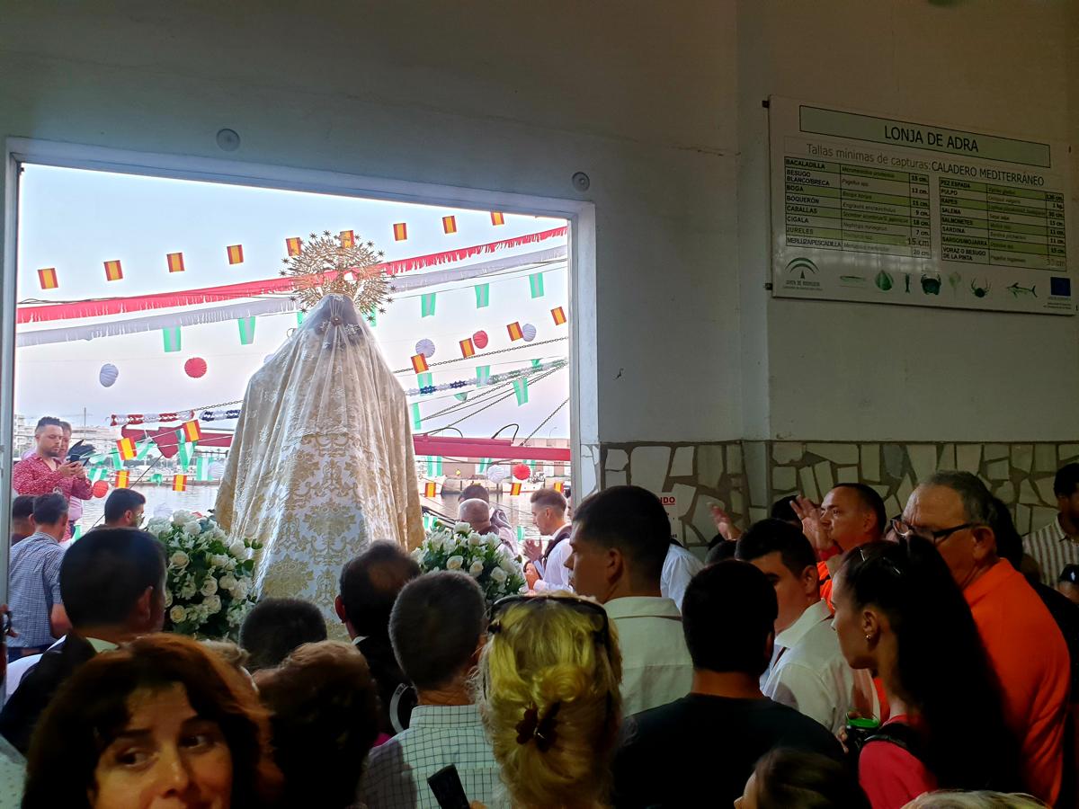 Como cada 16 de julio, la imagen desfila en procesión por las calles de Adra y pasea por la bahía