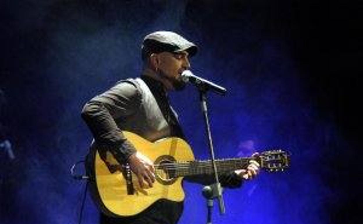 Kiko El Grillo, en concierto en el chiringuito El Barco de Adra