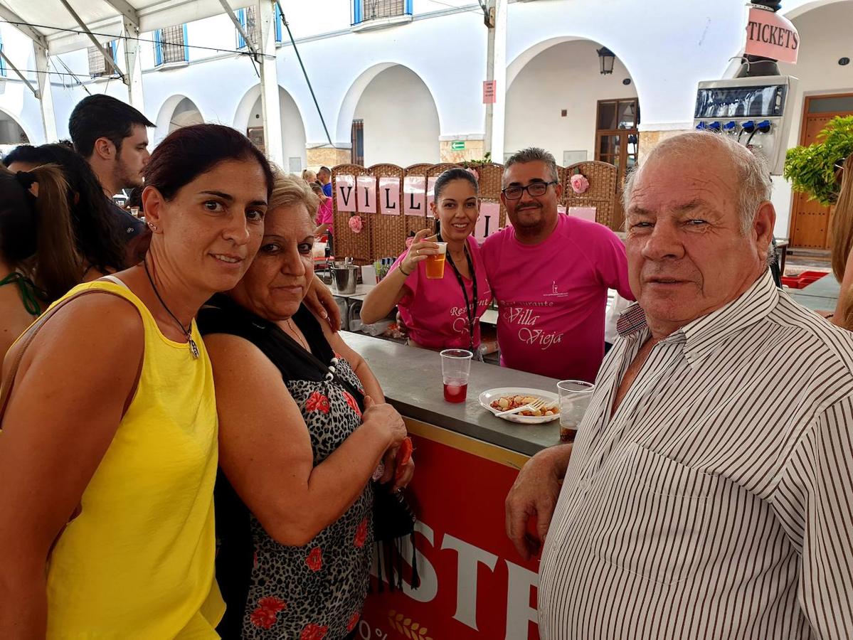 Doce bares y restaurantes se han instalado bajo la carpa de la Plaza Porticada, punto de encuentro en estas fiestas patronales
