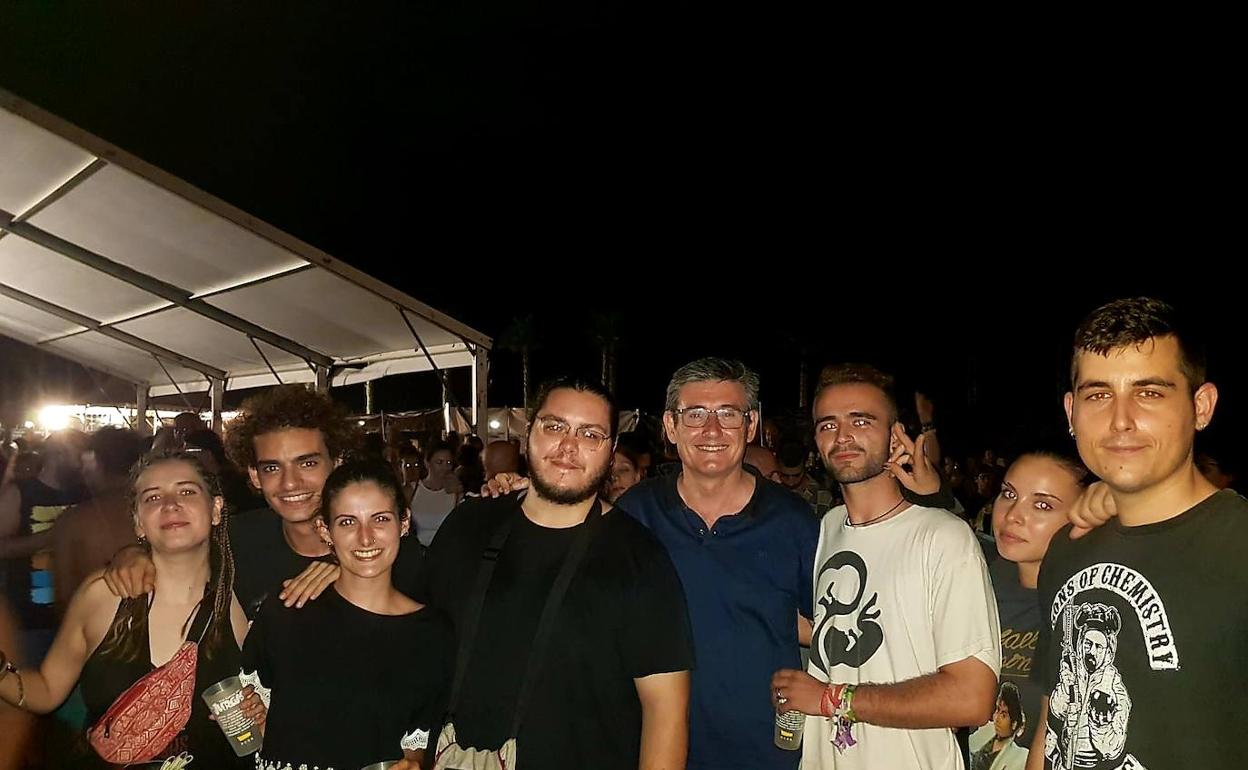 Cortés ha vivido en primera persona el festival y ha intercambiado impresiones con los 'juerguistas' en el recinto de conciertos 
