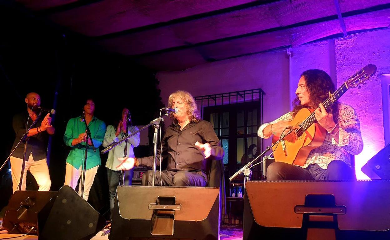El cantaor y el guitarrista fueron los últimos en subir al escenario del festival fondonero. 