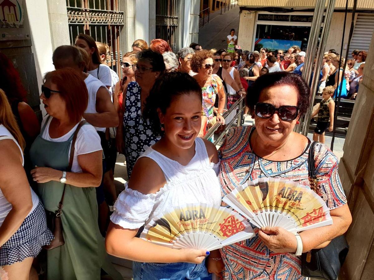 Arranca la Feria de Adra con el concurso de castillos de arena, el 'flashmob' de las academias de baile, el reparto de abanicos y la feria del mediodía