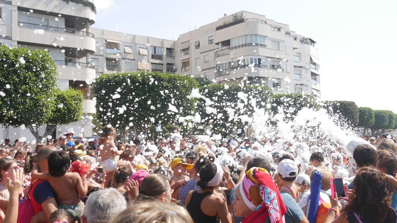 Arranca la Feria de Adra con el concurso de castillos de arena, el 'flashmob' de las academias de baile, el reparto de abanicos y la feria del mediodía