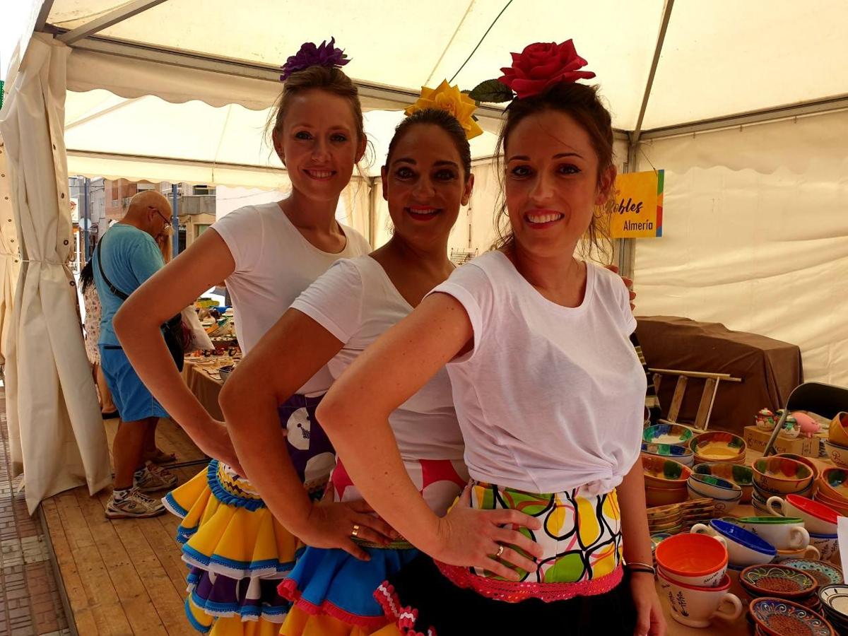 Arranca la Feria de Adra con el concurso de castillos de arena, el 'flashmob' de las academias de baile, el reparto de abanicos y la feria del mediodía