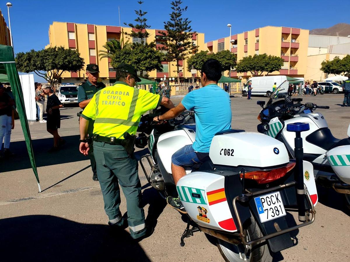 Los agentes muestran su trabajo en una exhibición de medios materiales y humanos que ha reunido a casi 700 escolalres y decenas de personas anónimas