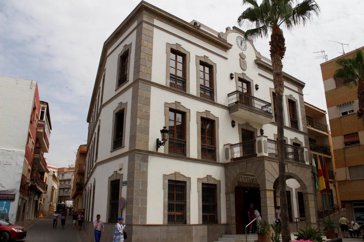 El Ayuntamiento de Adra es uno de los 16 edificios públicos que serán revisados.