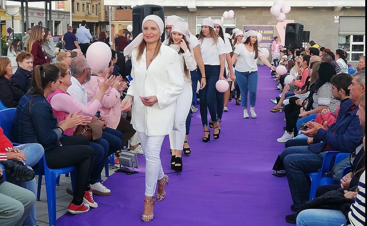 El pequeño comercio se tiñe de rosa en su Desfile de Otoño
