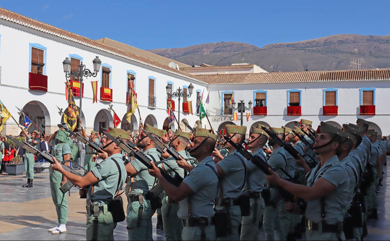 Berja rinde homenaje a la bandera de España y al Legión española