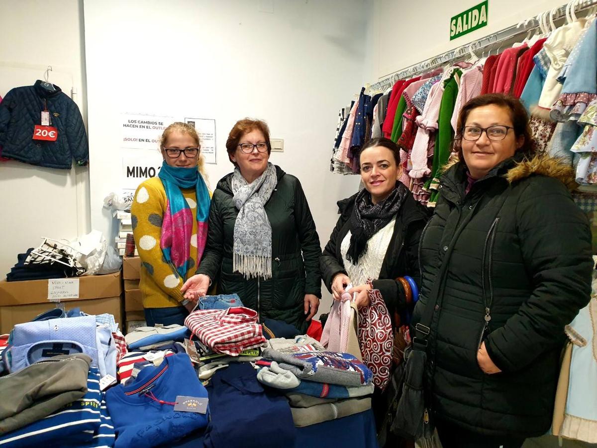 Fotos: Primeras marcas en la Feria Outlet del comercio de Adra