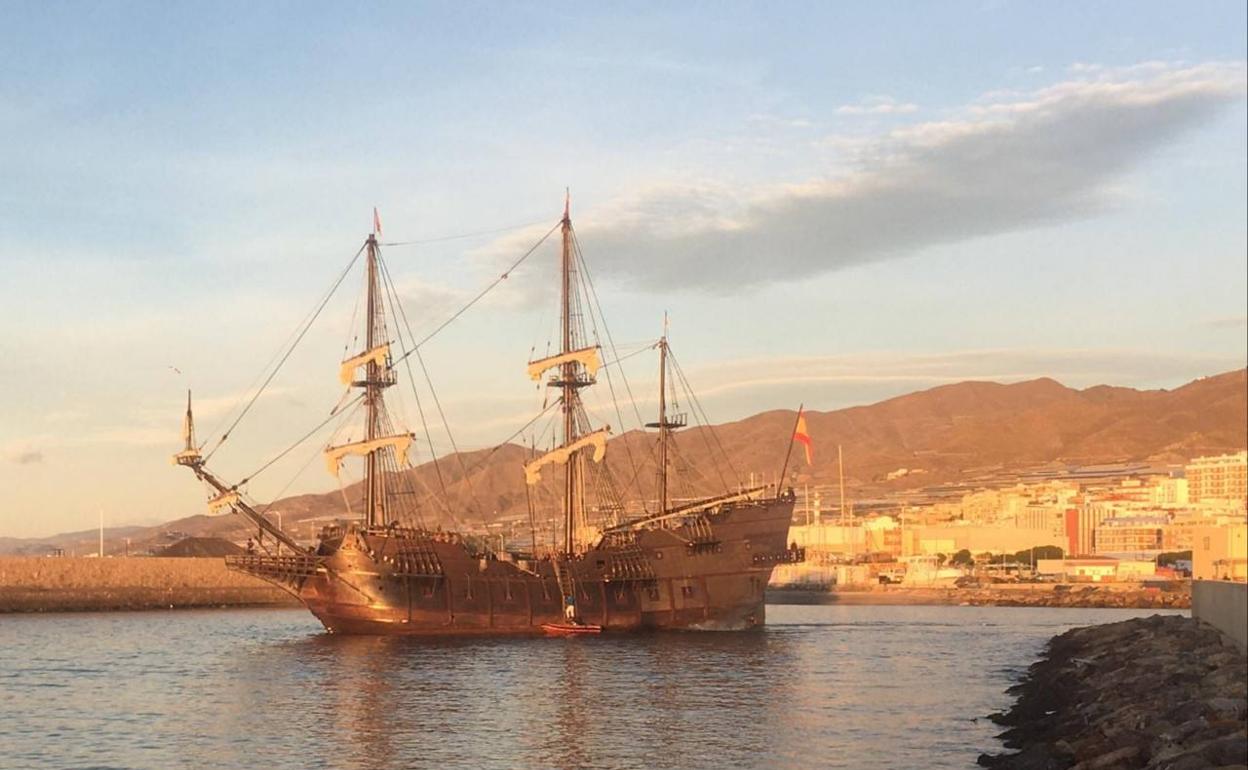 El galeón Andalucía ha partido esta mañana del Puerto de Adra. 