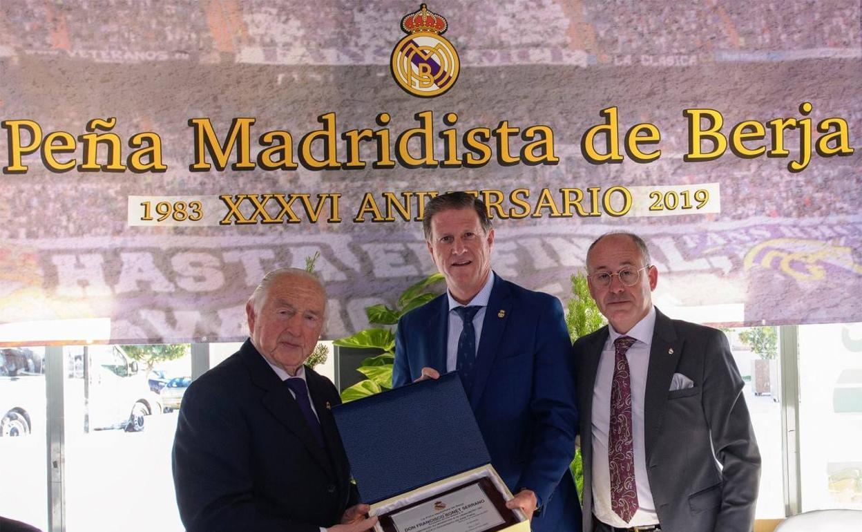 Responsables de la peña con el invitado. 