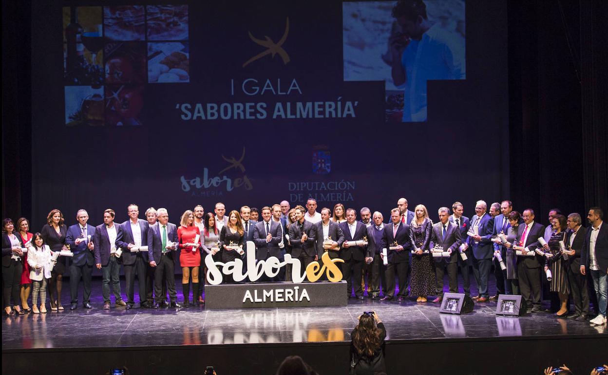 Premiados y autoridades posan al término de la gala. D. P. A.