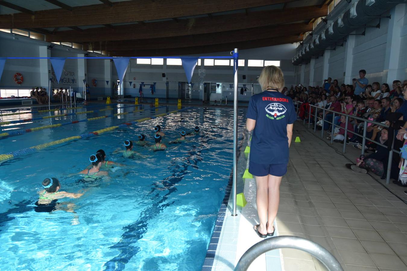 Fotos: La natación artística se lanza a la piscina en Adra con el primer grupo de Almería