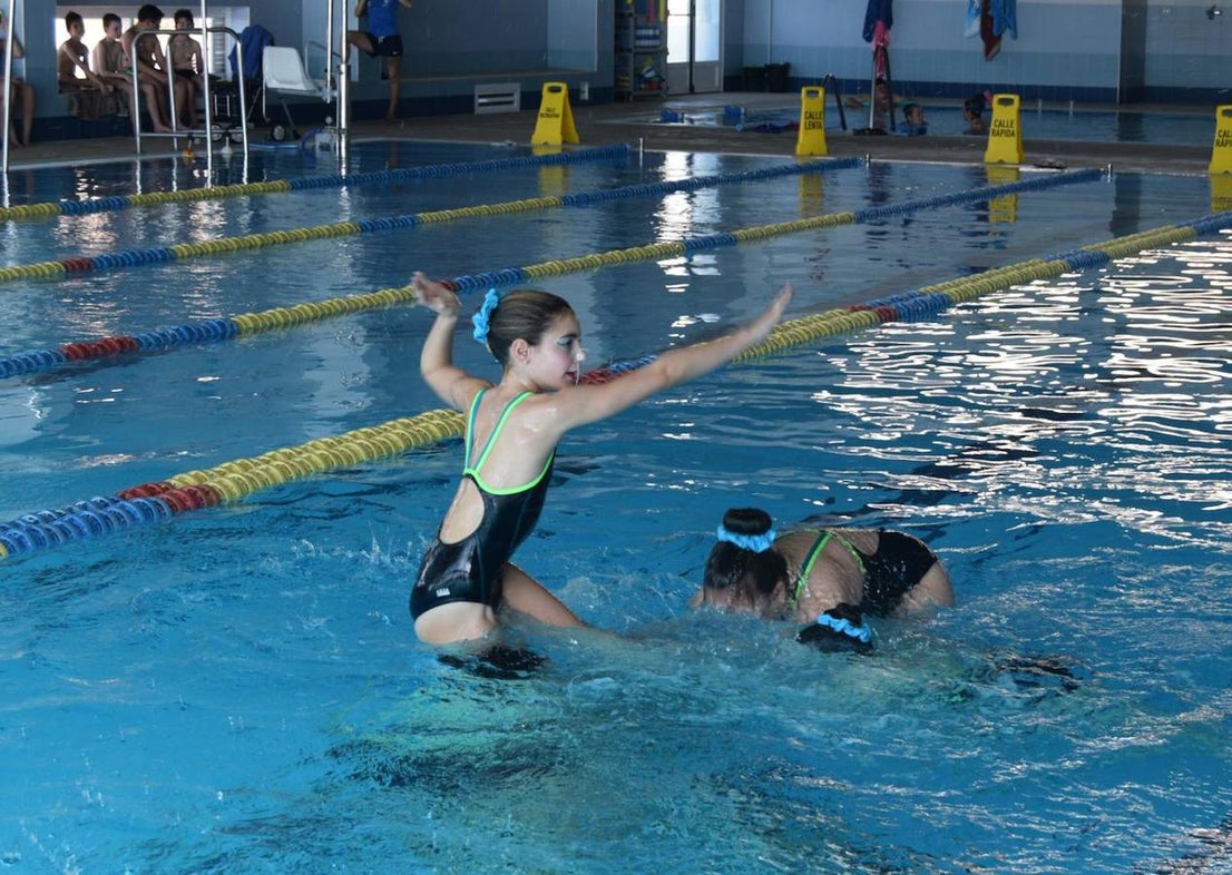 Fotos: La natación artística se lanza a la piscina en Adra con el primer grupo de Almería
