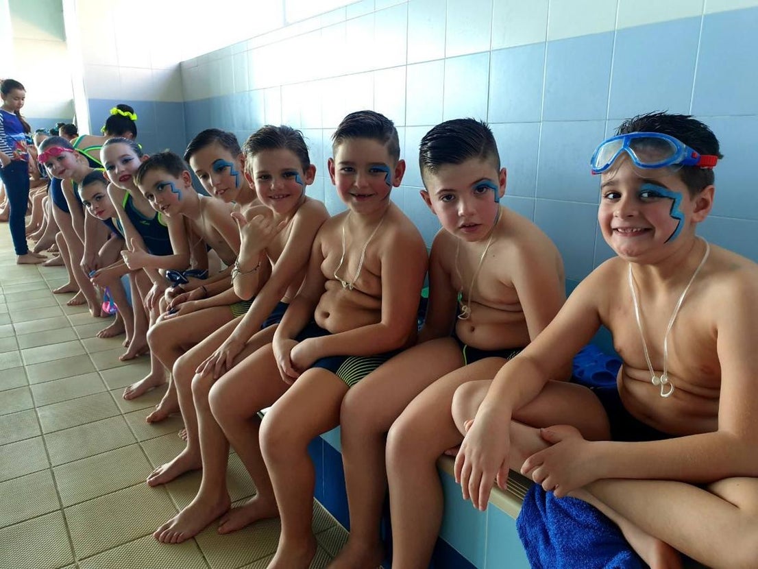Fotos: La natación artística se lanza a la piscina en Adra con el primer grupo de Almería
