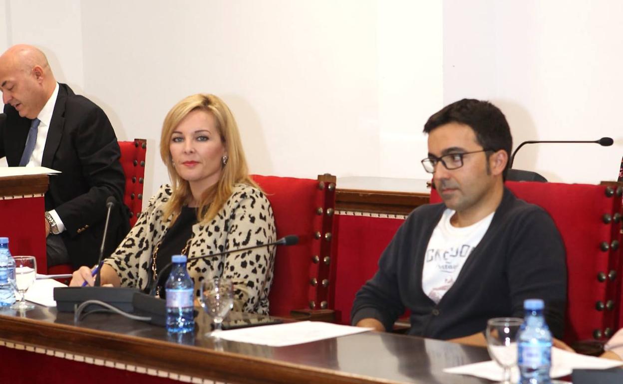 Teresa Piqueras y Francis Guardia, concejales del PSOE en el Ayuntamiento de Adra. 