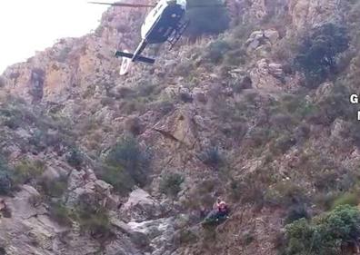 Imagen secundaria 1 - Suceso en Dalías | Almería | Rescatan en helicóptero a una mujer que pasó la noche al raso perdida en la Sierra de Gádor