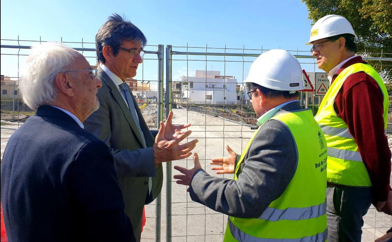 El subdelegado y el alcalde, durante su visita hoy al puente. 