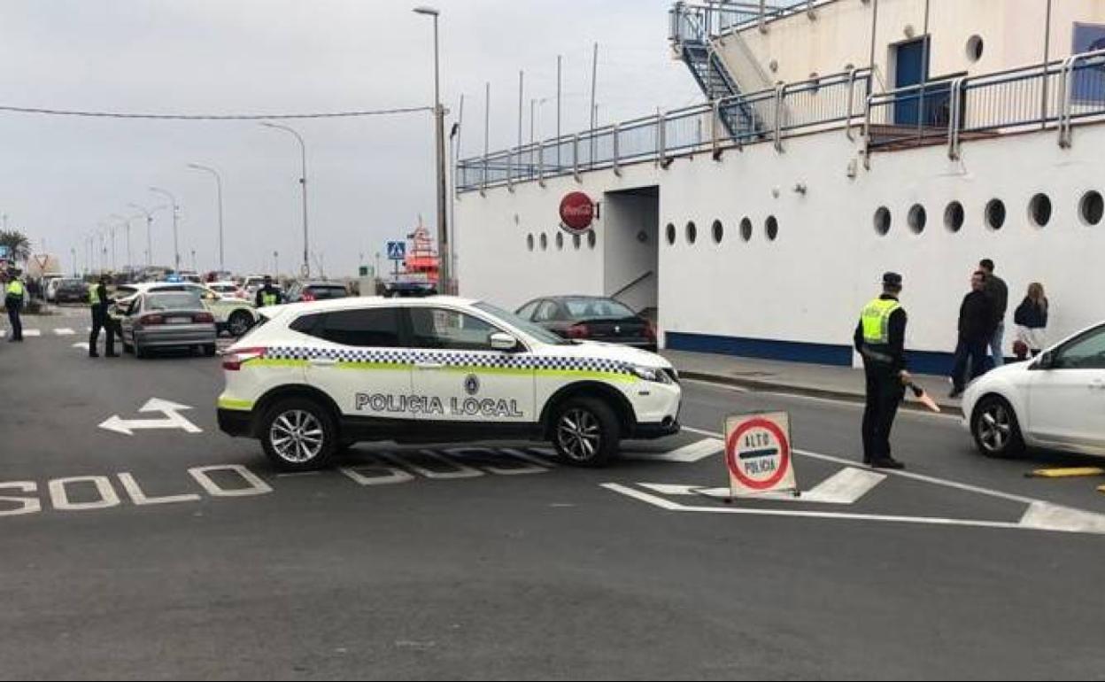 Policía Local de Adra y Berja controlan el uso del cinturón de seguridad