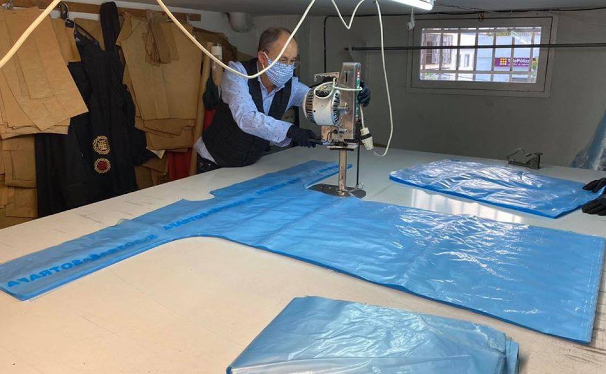 La sastrería, al servicio de la confección de trajes sanitarios en Berja