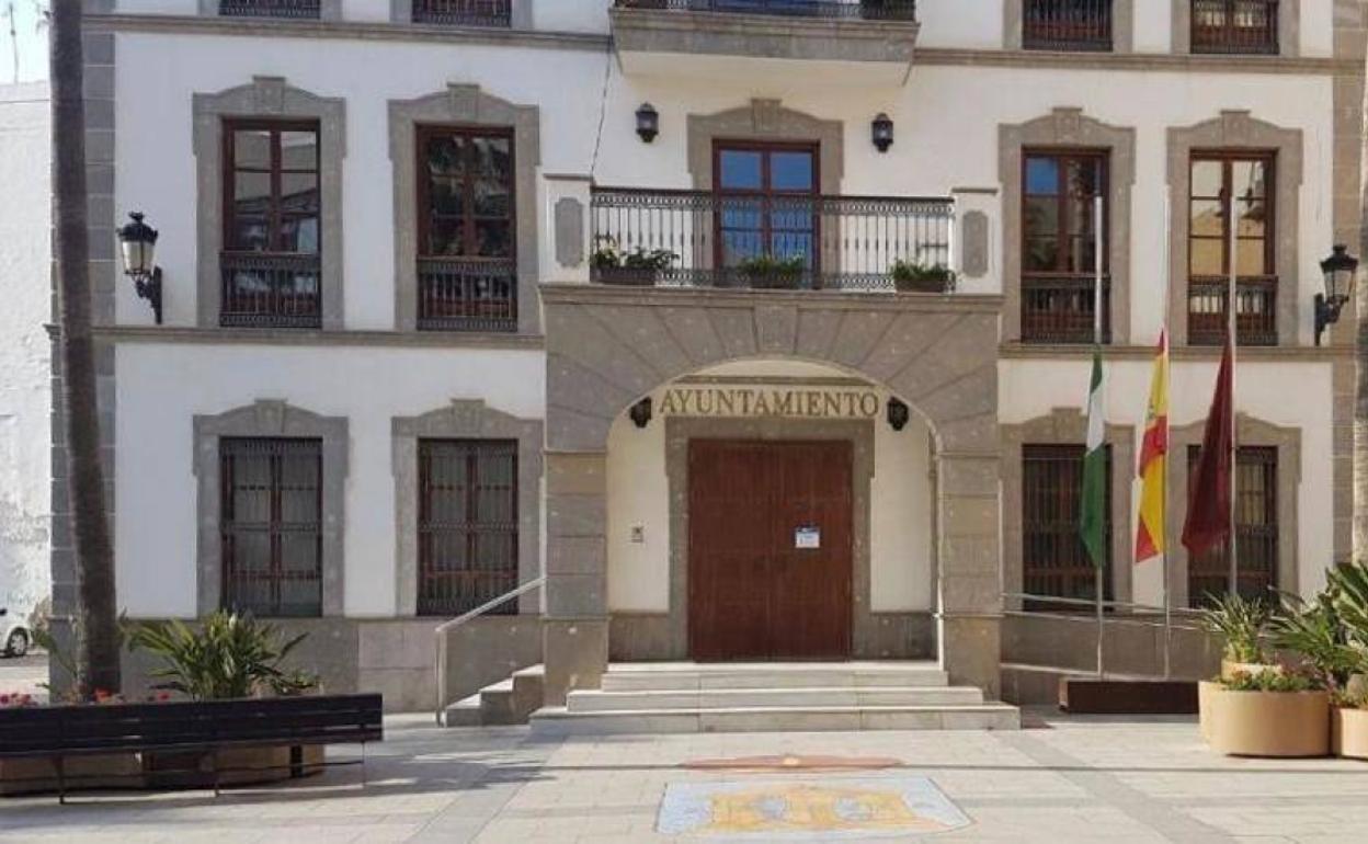 Banderas a media asta en el Ayuntamiento de Adra