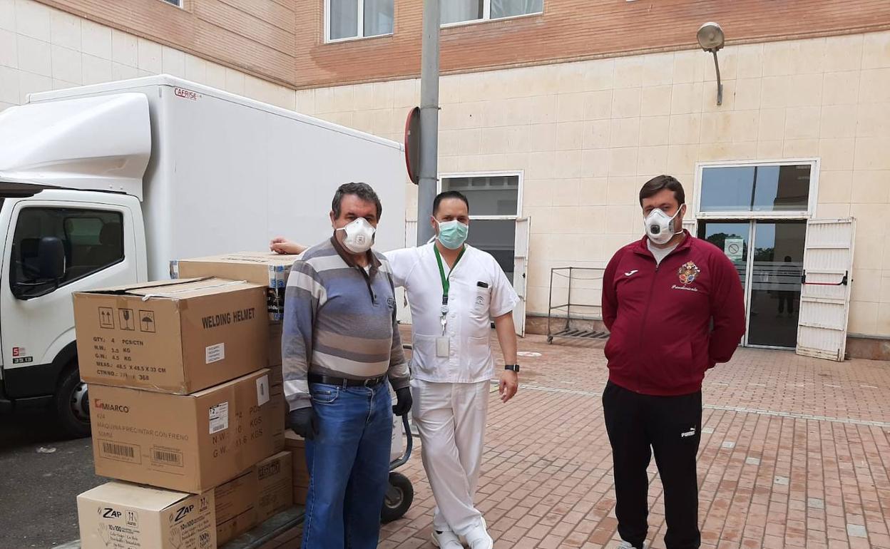 El hermano mayor de la Hermandad de la Virgen del Carmen y el hermano mayor de la Hermandad del Prendimiento entregaron personalmente el material a los sanitarios del Hospital de Poniente. 