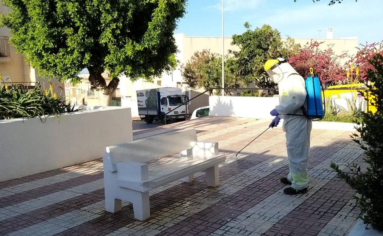 Adra refuerza la limpieza en los lugares de tránsito de niños