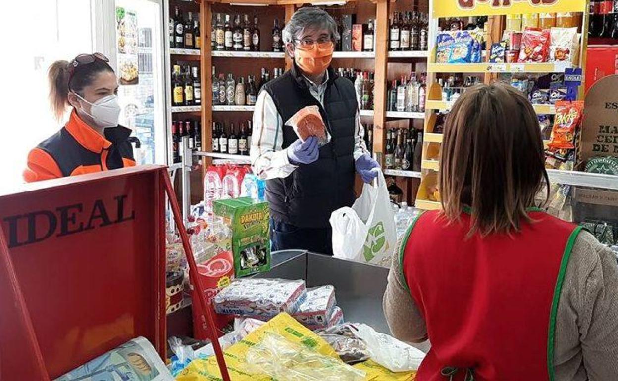 El alcalde de Adra ha participado en las tareas de reparto, que han sido asumidas por Protección Civil. 
