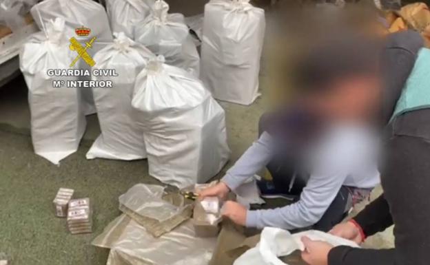 Tráfico de droga en Almería | Frustran la descarga en Adra de 2,5 toneladas de hachís y arrestan a 10 miembros de una banda