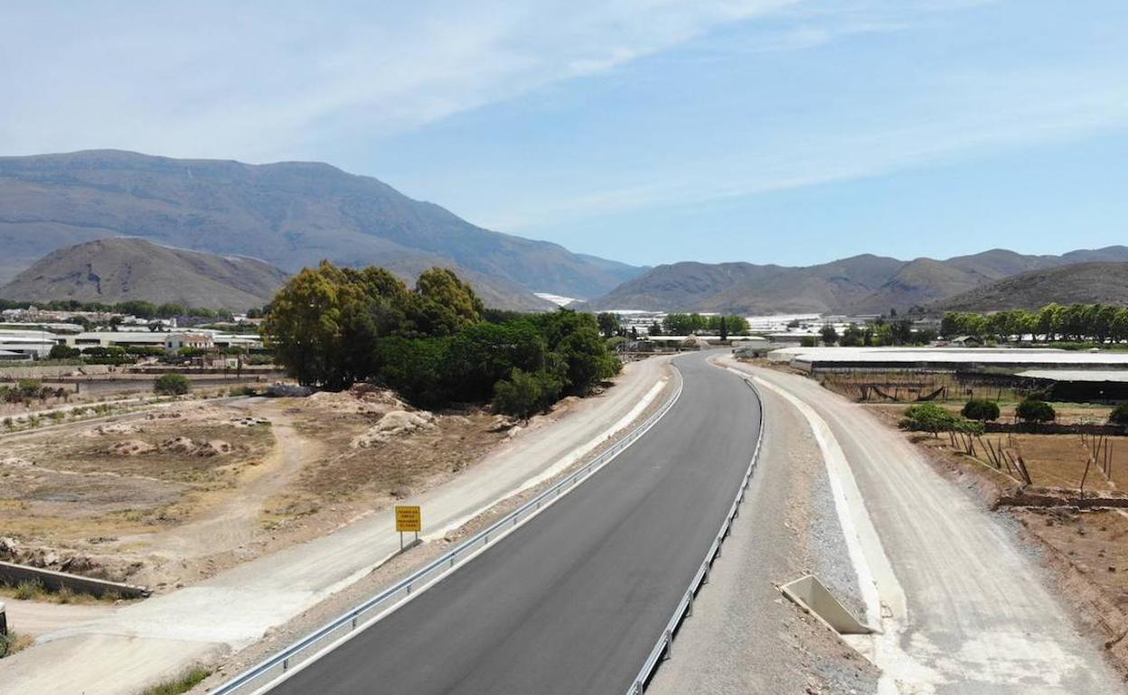 El proyecto inicial no contemplaba ni las vías de servicio ni posteriormente su asfaltado íntegro, que han sido solicitados por el Ayuntamiento.
