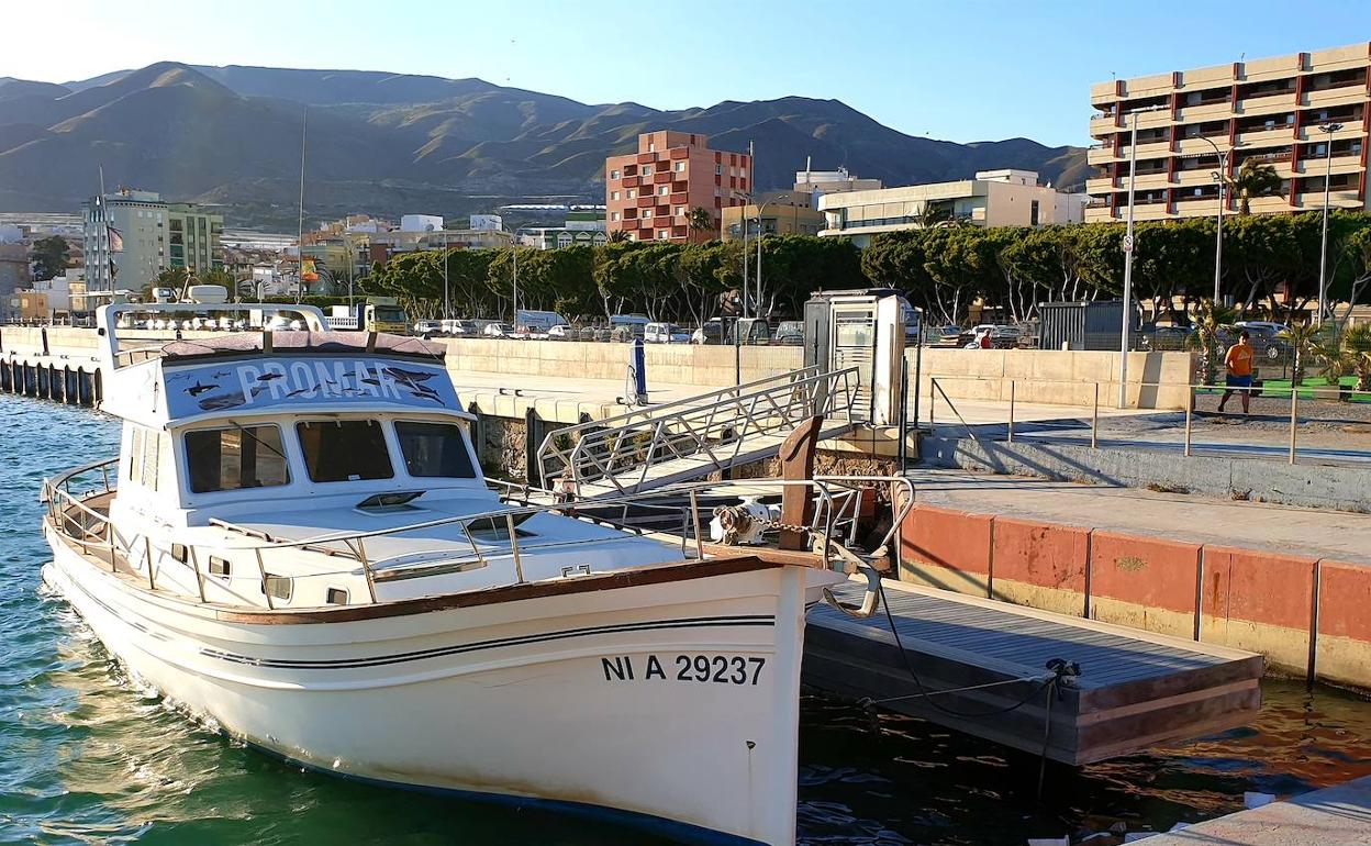 La embarcación Blancazul está en el pantalán número 7 del Puerto de Adra. 